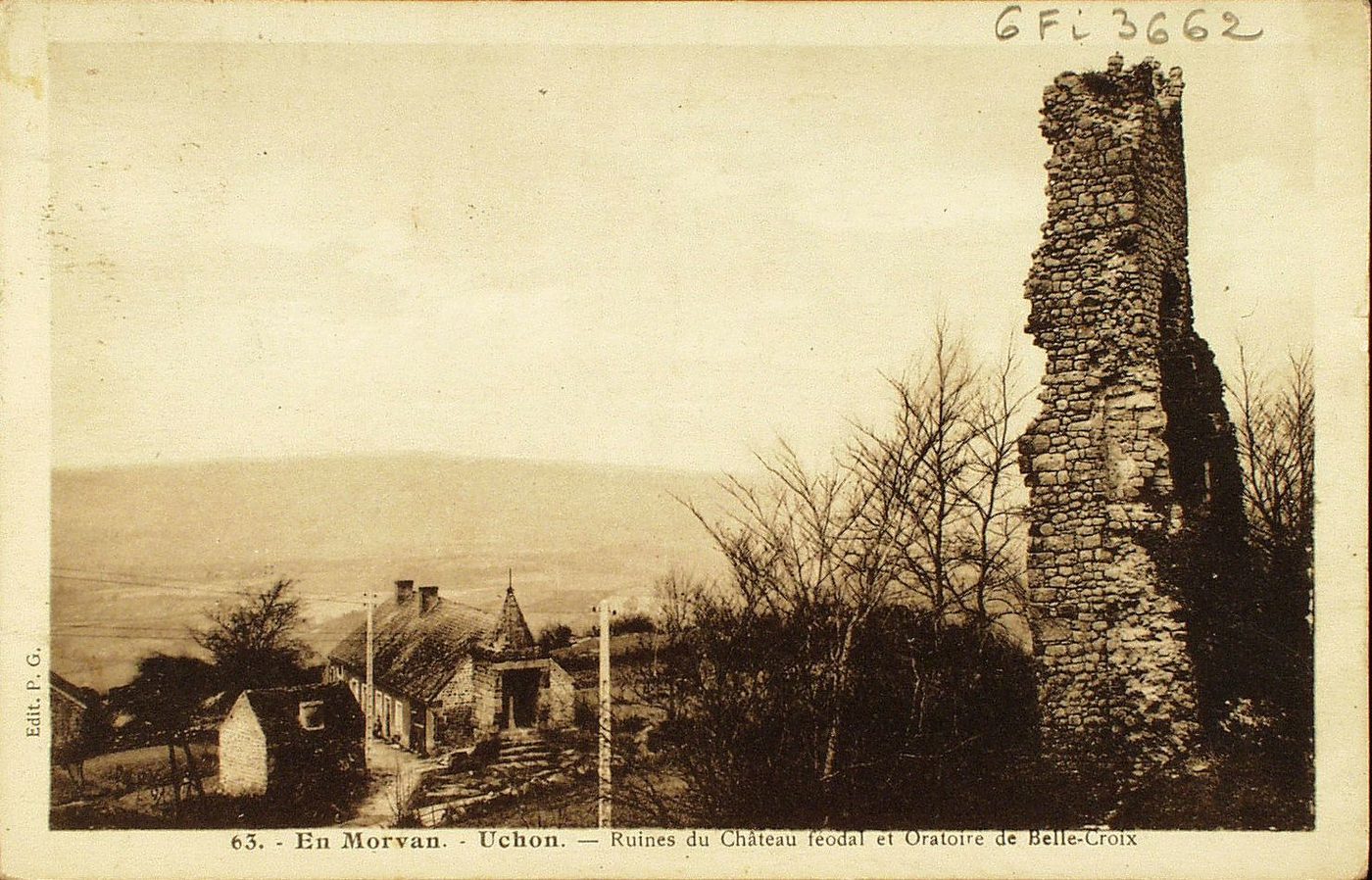 En Morvan. Uchon. Ruines du château féodal et oratoire de Belle-Croix.
