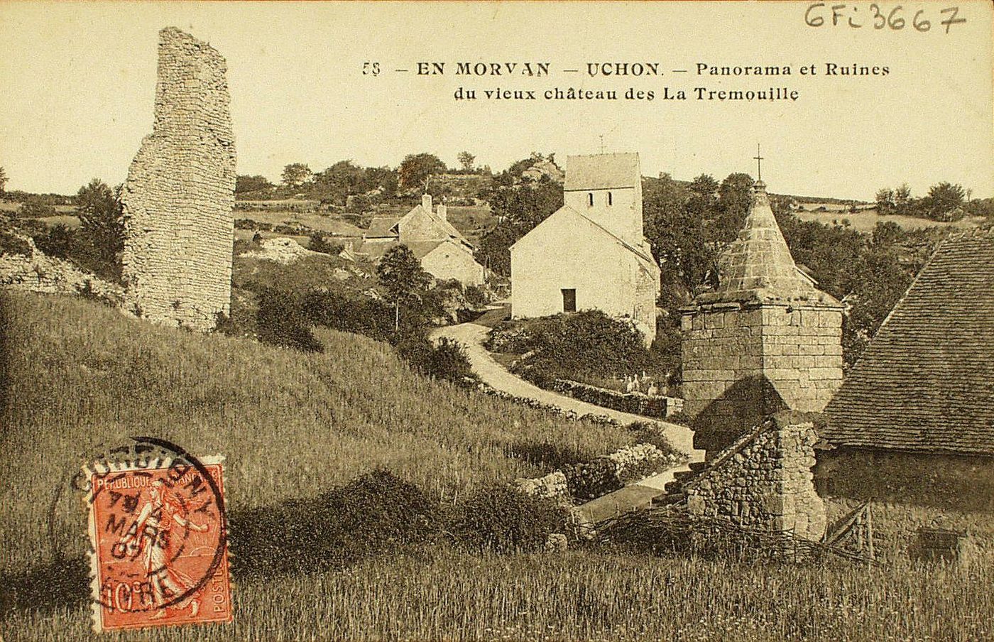 En Morvan. Uchon. Panorama et ruines du vieux château des La Tremouille.