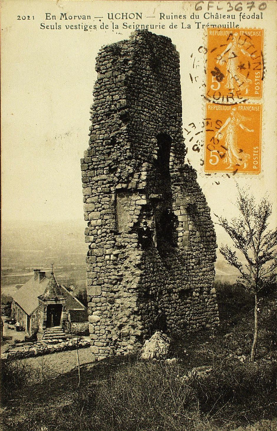 En Morvan. Uchon. Ruines du château féodal. Seuls vestiges de la Seigneurie de la Trémouille.