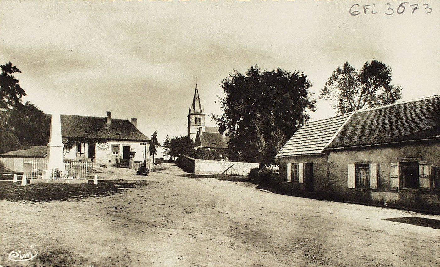 Uxeau. La place.