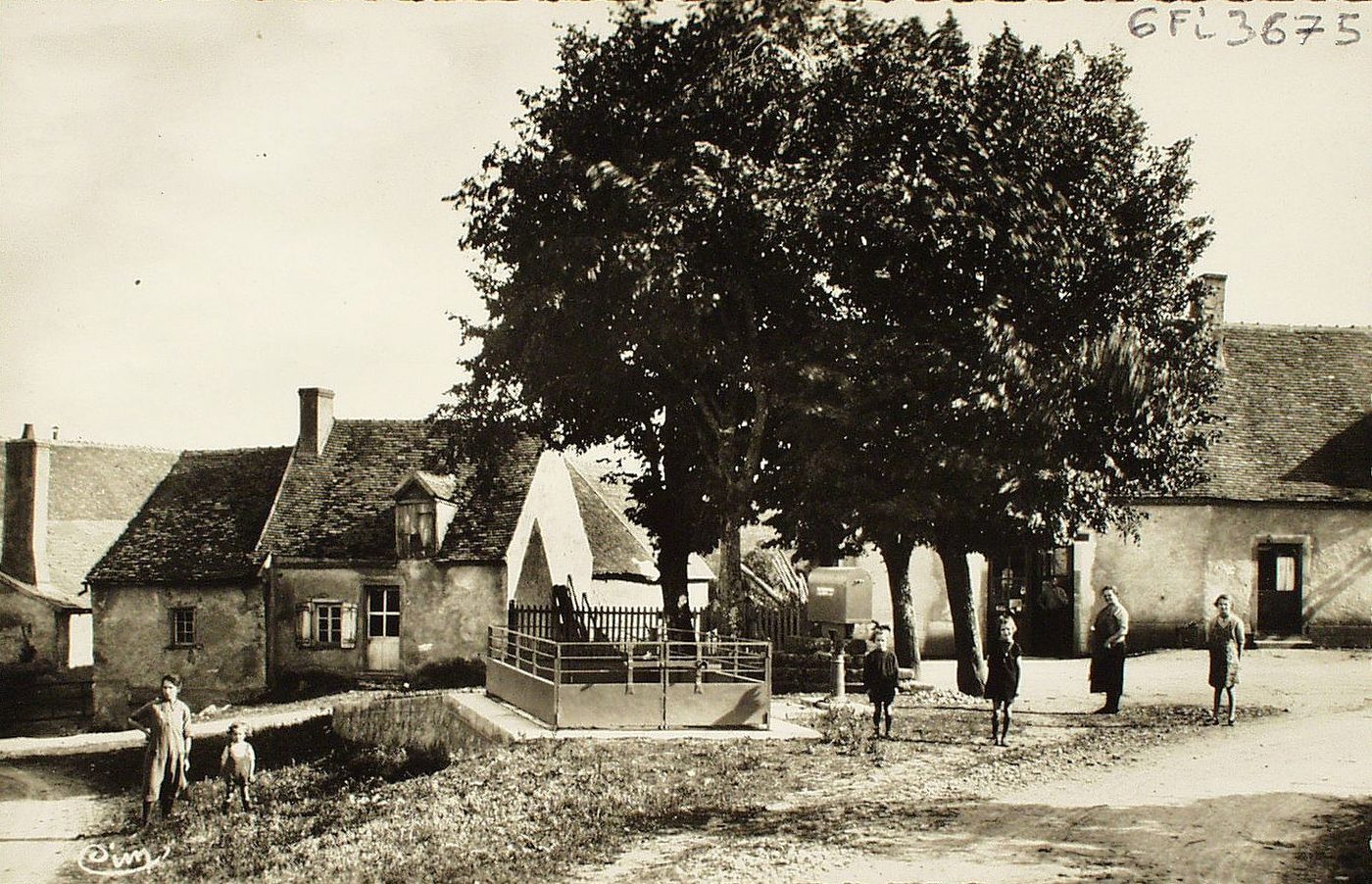 Uxeau. Place des Tilleuls. Poids publics.