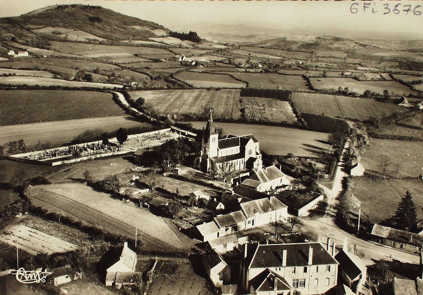 Uxeau. Vue sur le Bourg et le Mont Darbon (509 m).