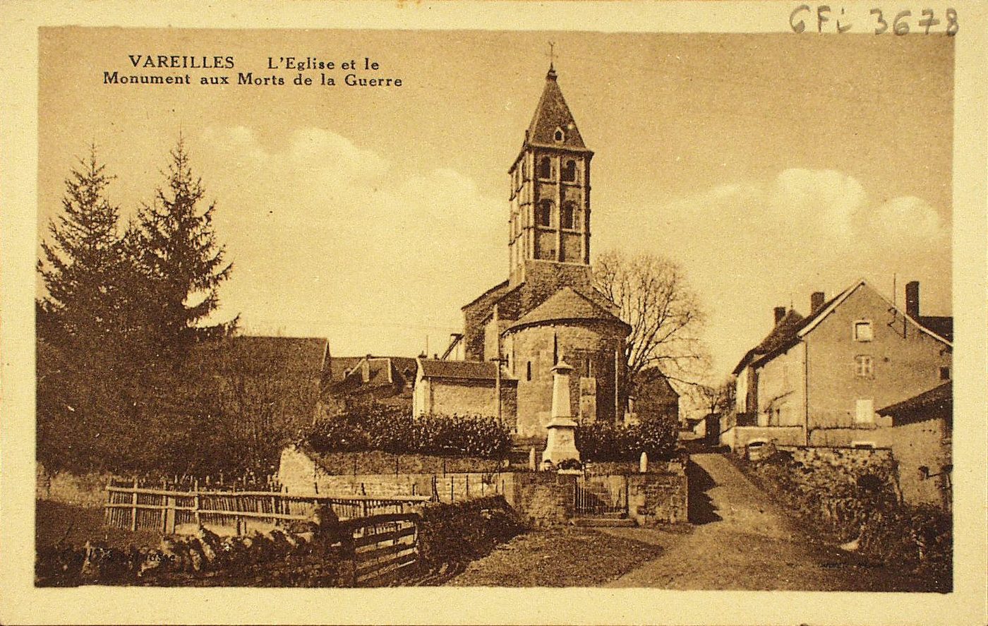 Vareilles. L'église et le monument aux morts de la guerre.