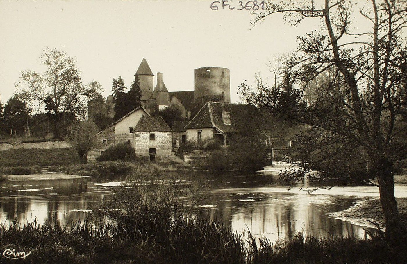 Le Brionnais pittoresque. Moulin-l'Arconce. Les ruines, le vieux moulin et la buvette.