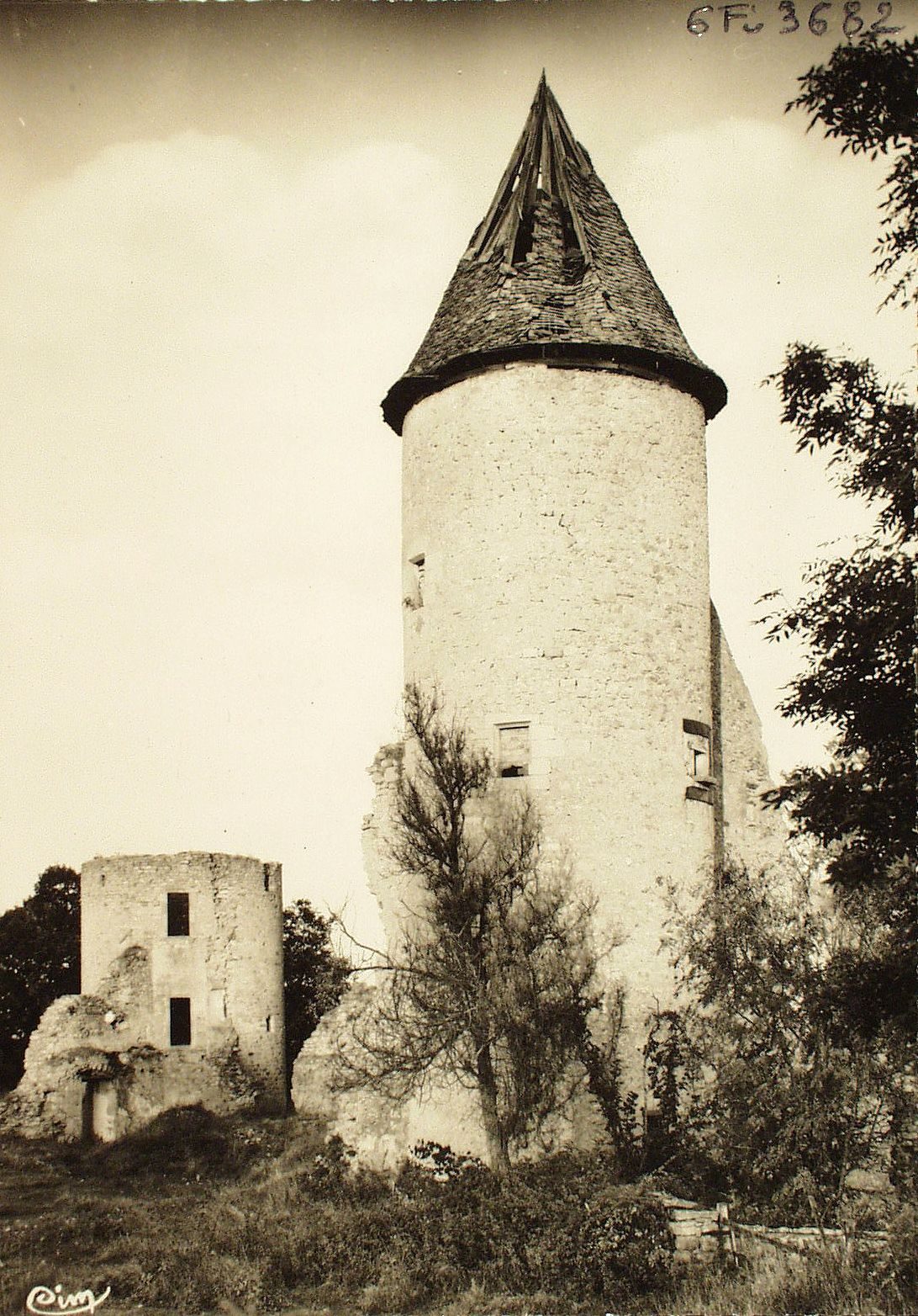 Varenne-l'Arconce. Les ruines du vieux château du moulin d'Arconce.
