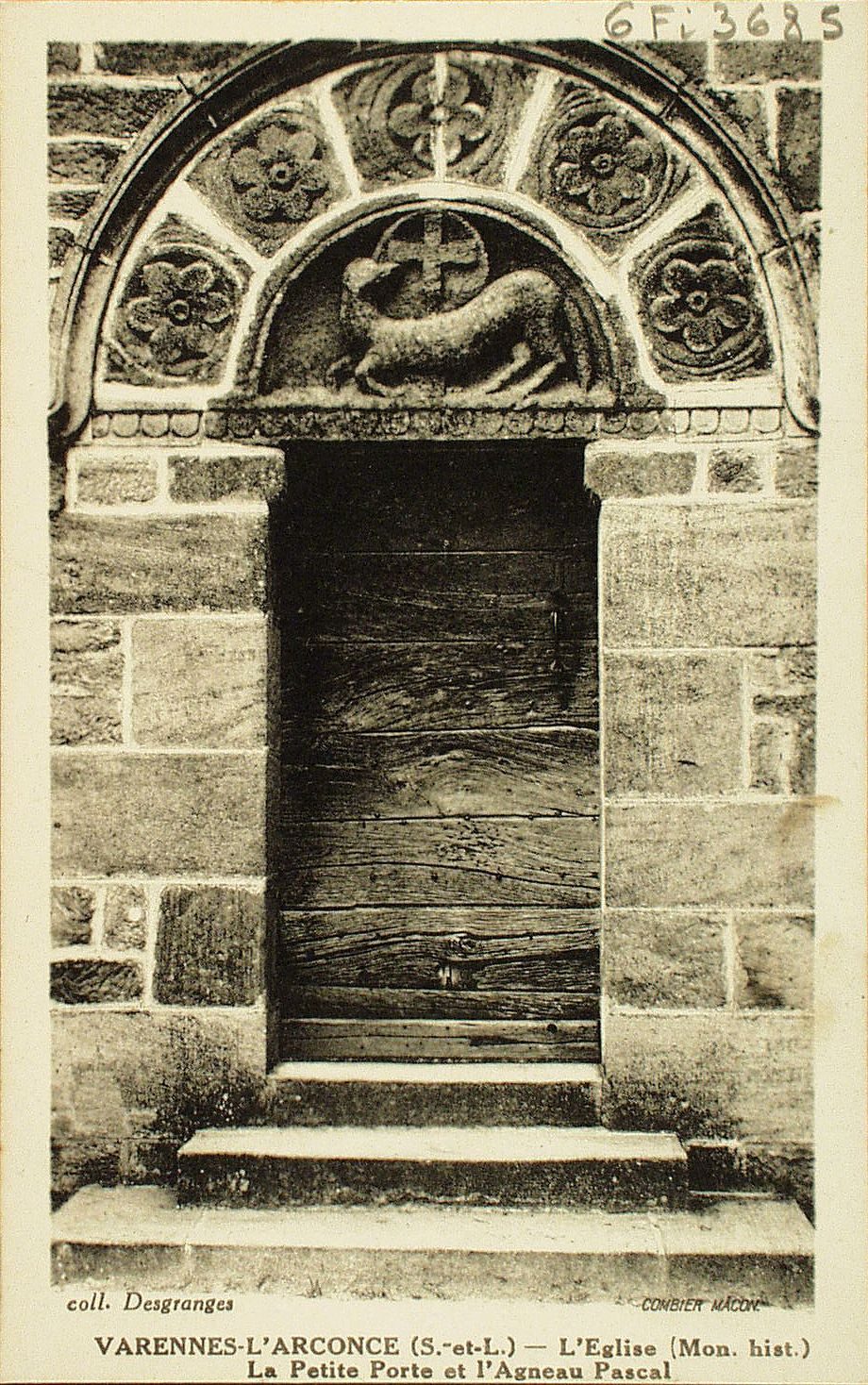 Varenne-l'Arconce. L'église (monument historique). La petite porte et l'agneau Pascal.