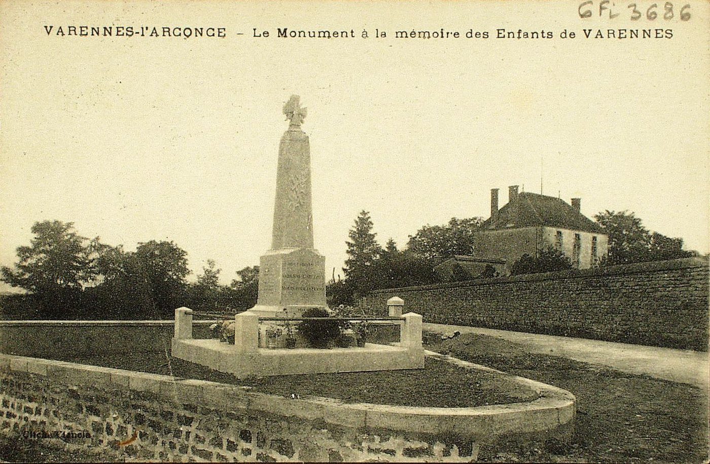 Varenne-l'Arconce. Le monument à la mémoire des enfants de Varennes.