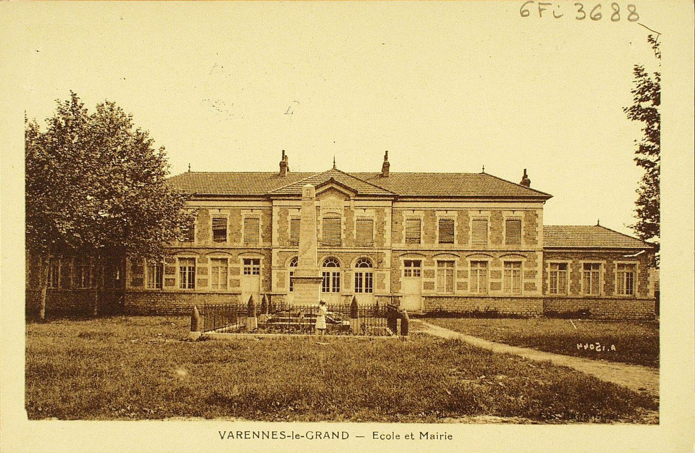 Varennes-le-Grand. Ecole et mairie.