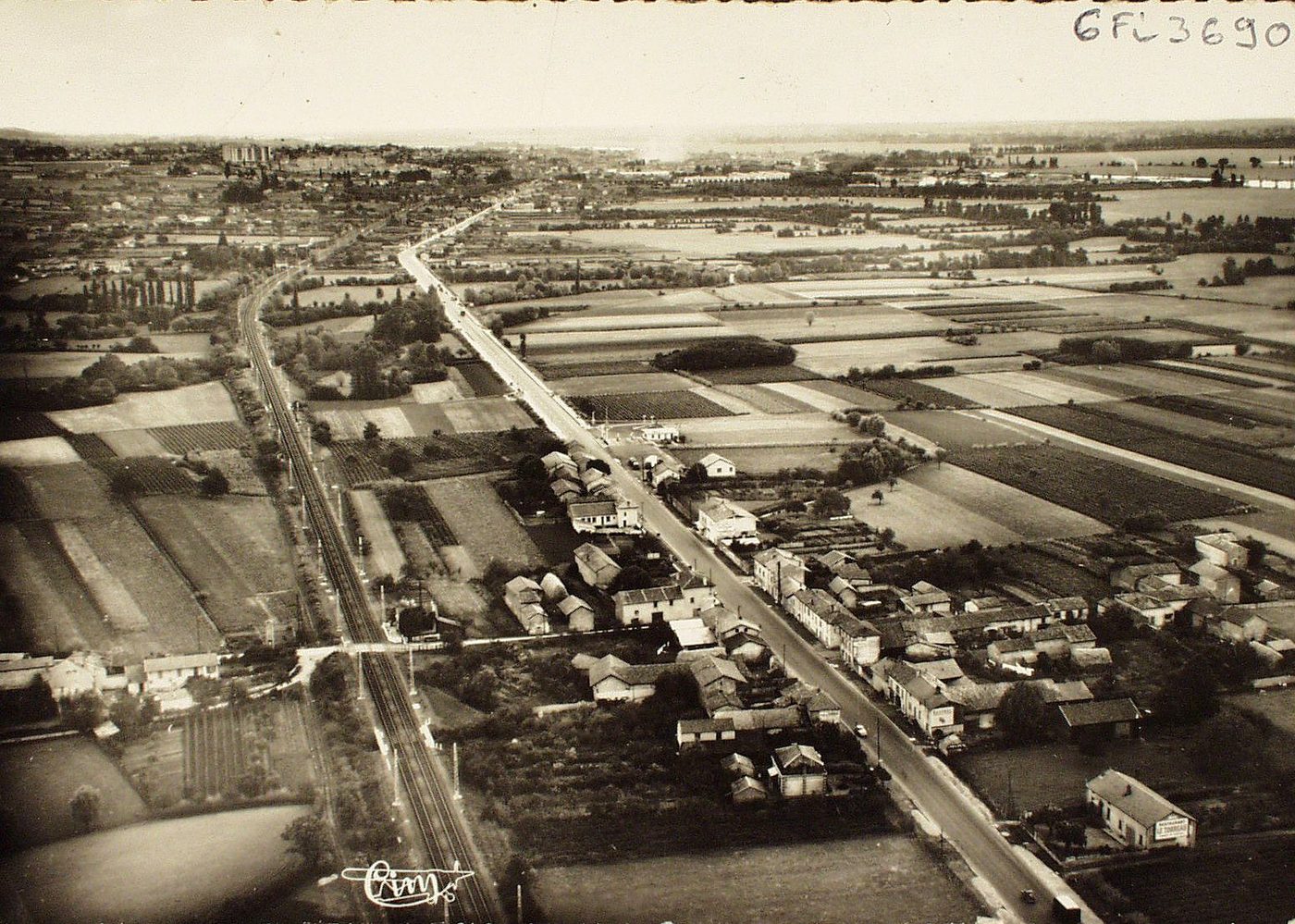 Varennes-lès-Mâcon. Vue générale aérienne route nationale 6.