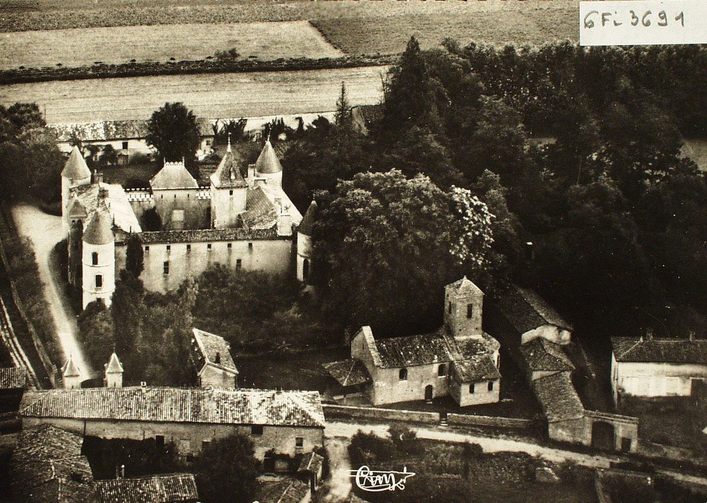 Varennes-lès-Mâcon. Le château et son église. Vue aérienne.