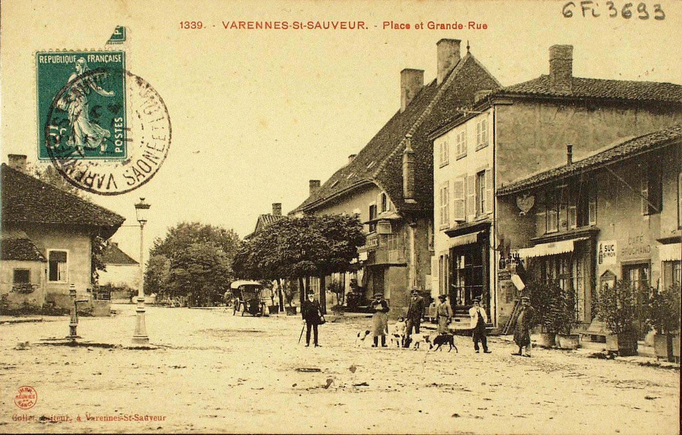 Varennes-Saint-Sauveur. Place et grande rue.