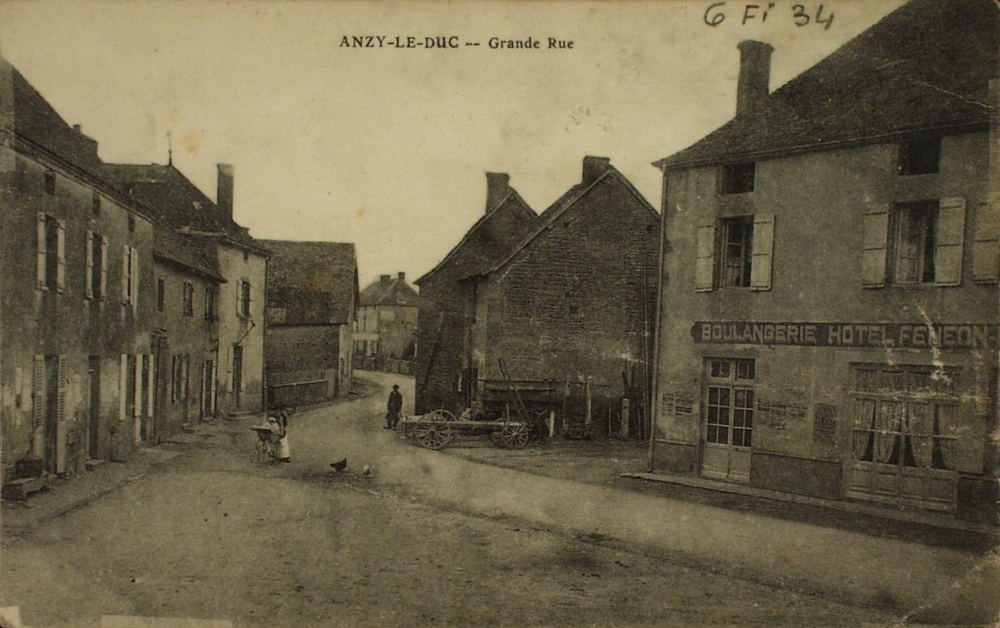 Anzy-le-Duc. Grande rue.