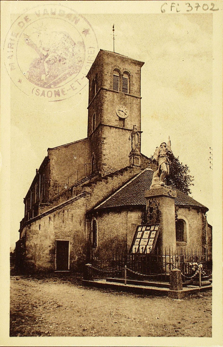 Vauban. L'église et le monument aux morts.