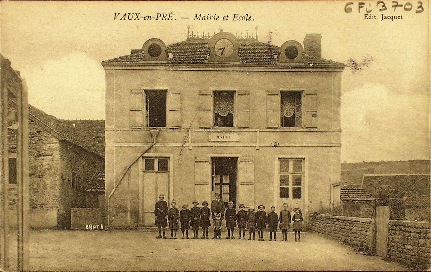 Vaux-en-Pré. Mairie et école.