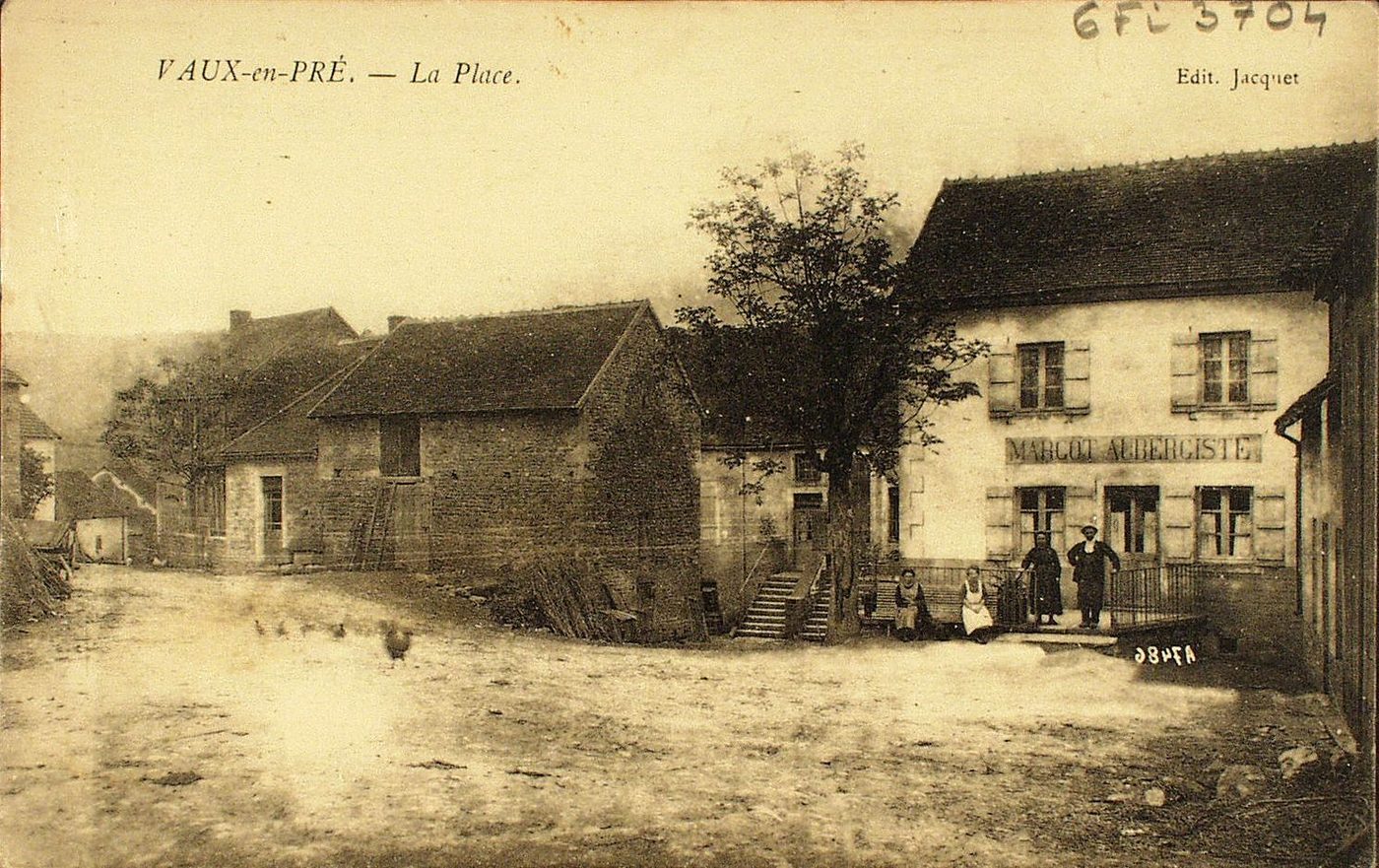 Vaux-en-Pré. La place.