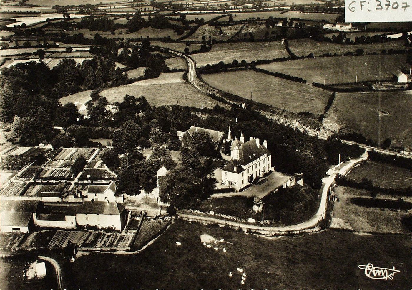 Vendenesse-lès-Charolles. Vue aérienne du château de Collanges.