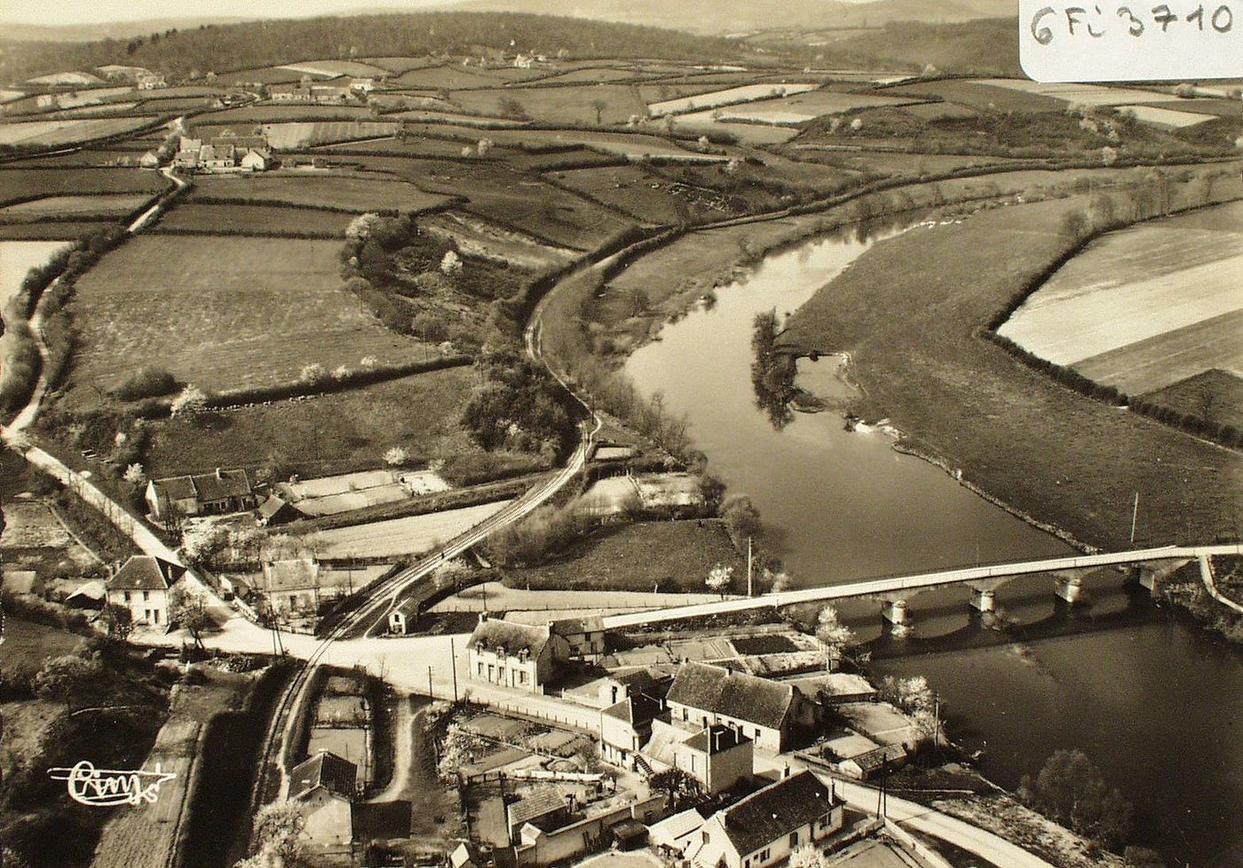 Vendenesse-sur-Arroux. Vue générale aérienne.