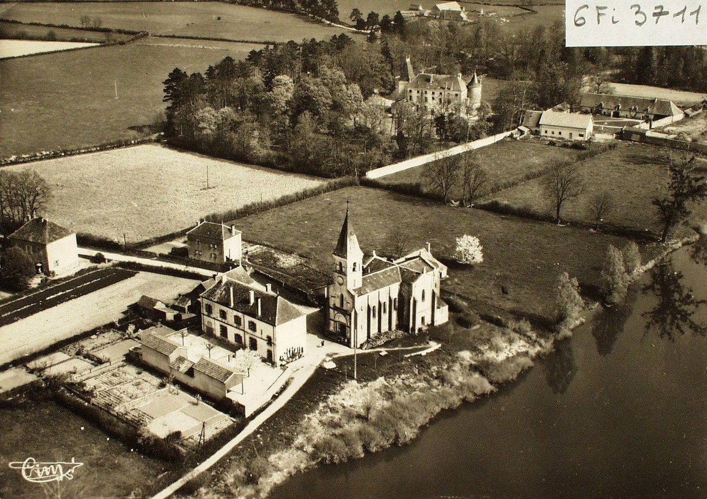 Vendenesse-sur-Arroux. L'église et l'école.