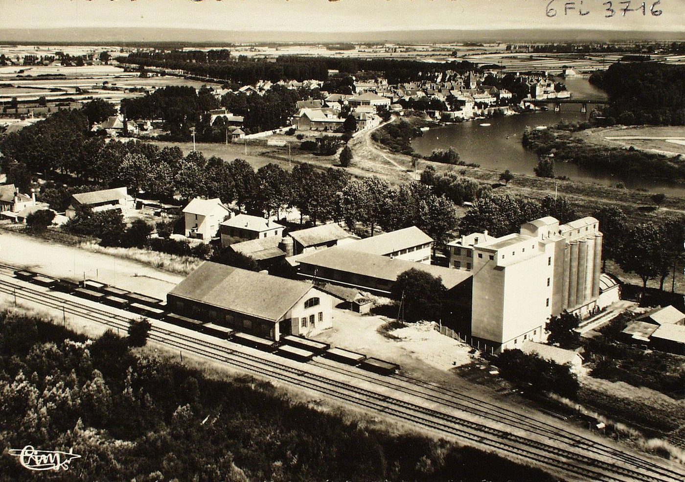 Verdun-sur-le-Doubs. Vue aérienne sur les silos coopératifs et panorama sur la ville.