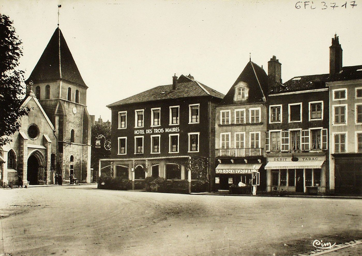 Verdun-sur-le-Doubs. Place de la Liberté.
