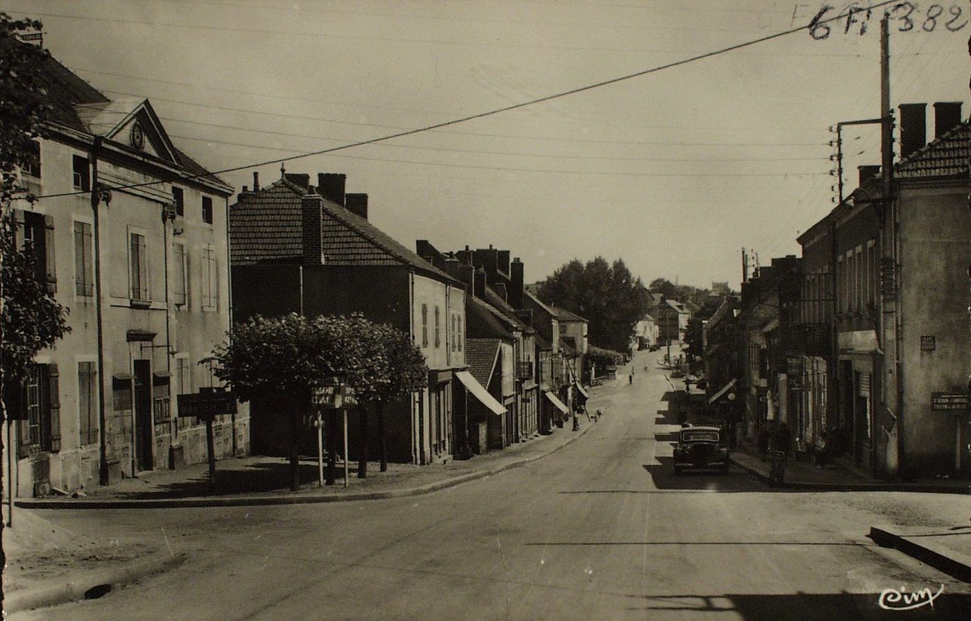 Blanzy. Mairie et grande rue.