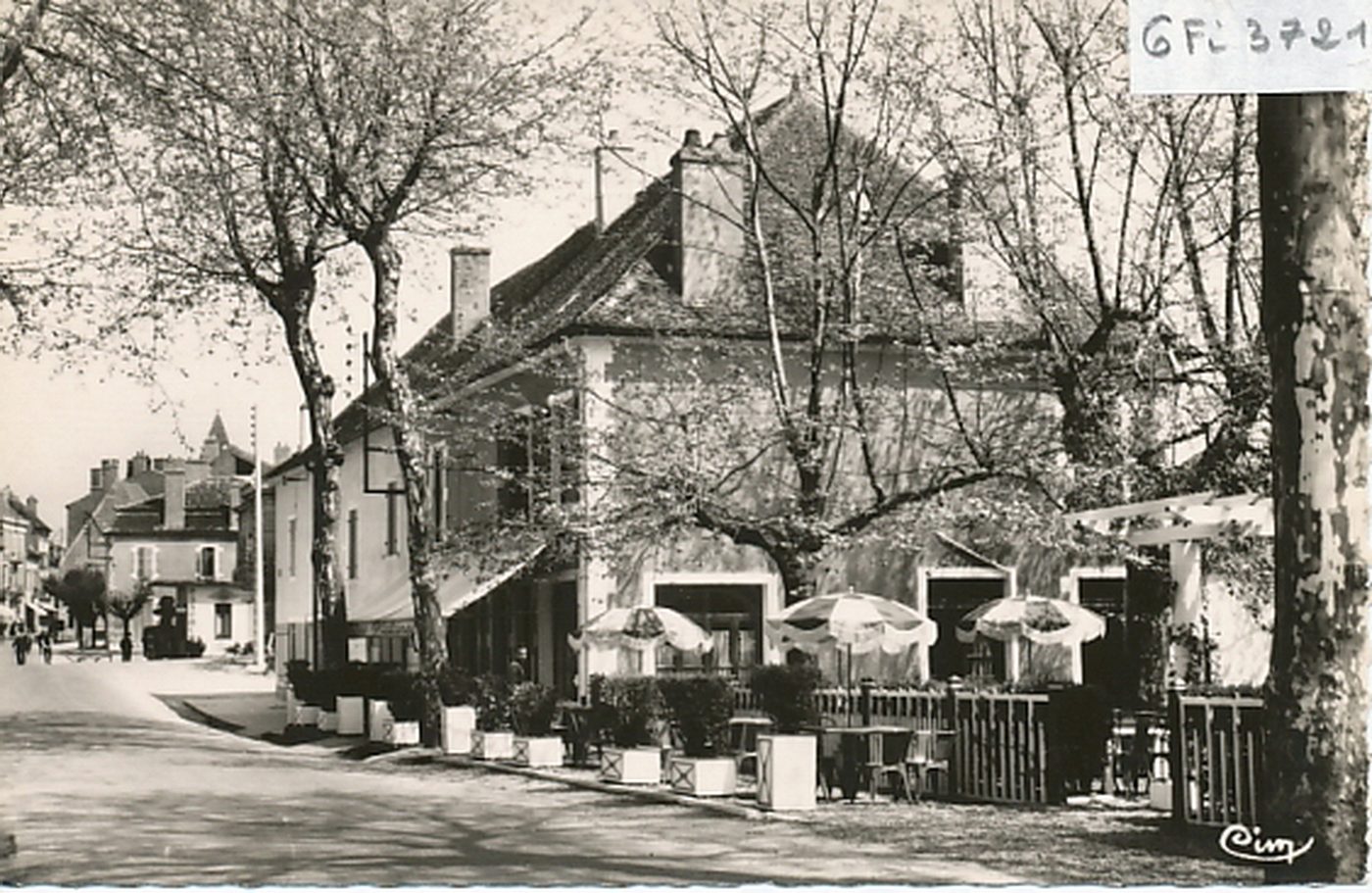 Verdun-sur-le-Doubs. Grande rue, hôtel des Platanes.