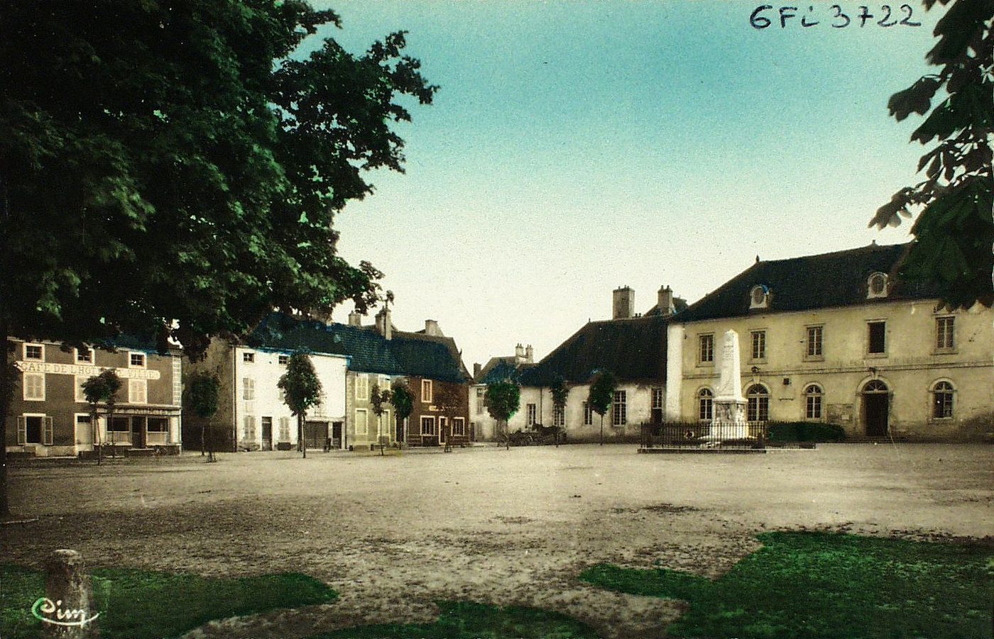 Verdun-sur-le-Doubs. Place de l'hôtel de ville.