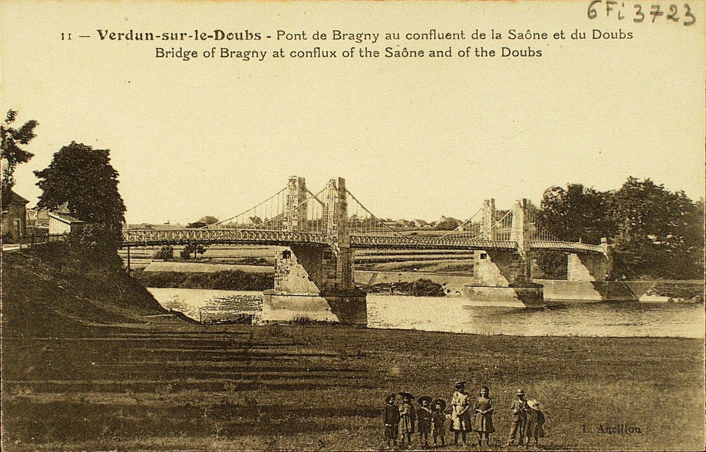 Verdun-sur-le-Doubs. Pont de Bragny au confluent de la Saône et du Doubs. Bridge of Bragny at conflux of the Saöne and of the Doubs.