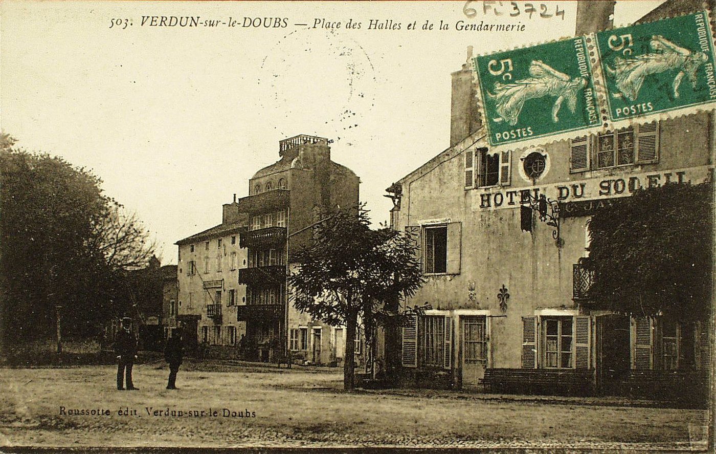 Verdun-sur-le-Doubs. Place des halles et de la gendarmerie.