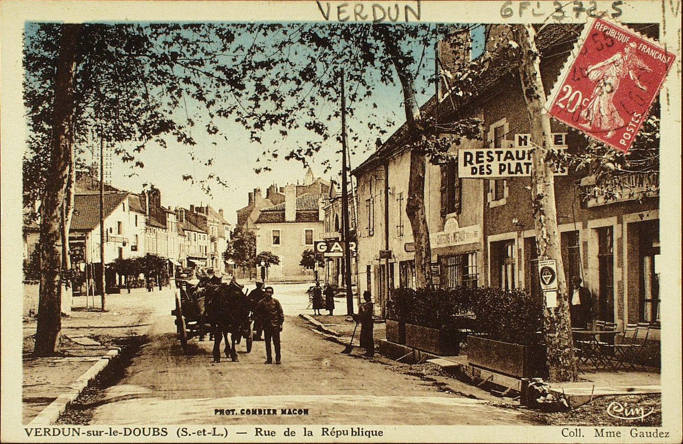 Verdun-sur-le-Doubs. Rue de la République.