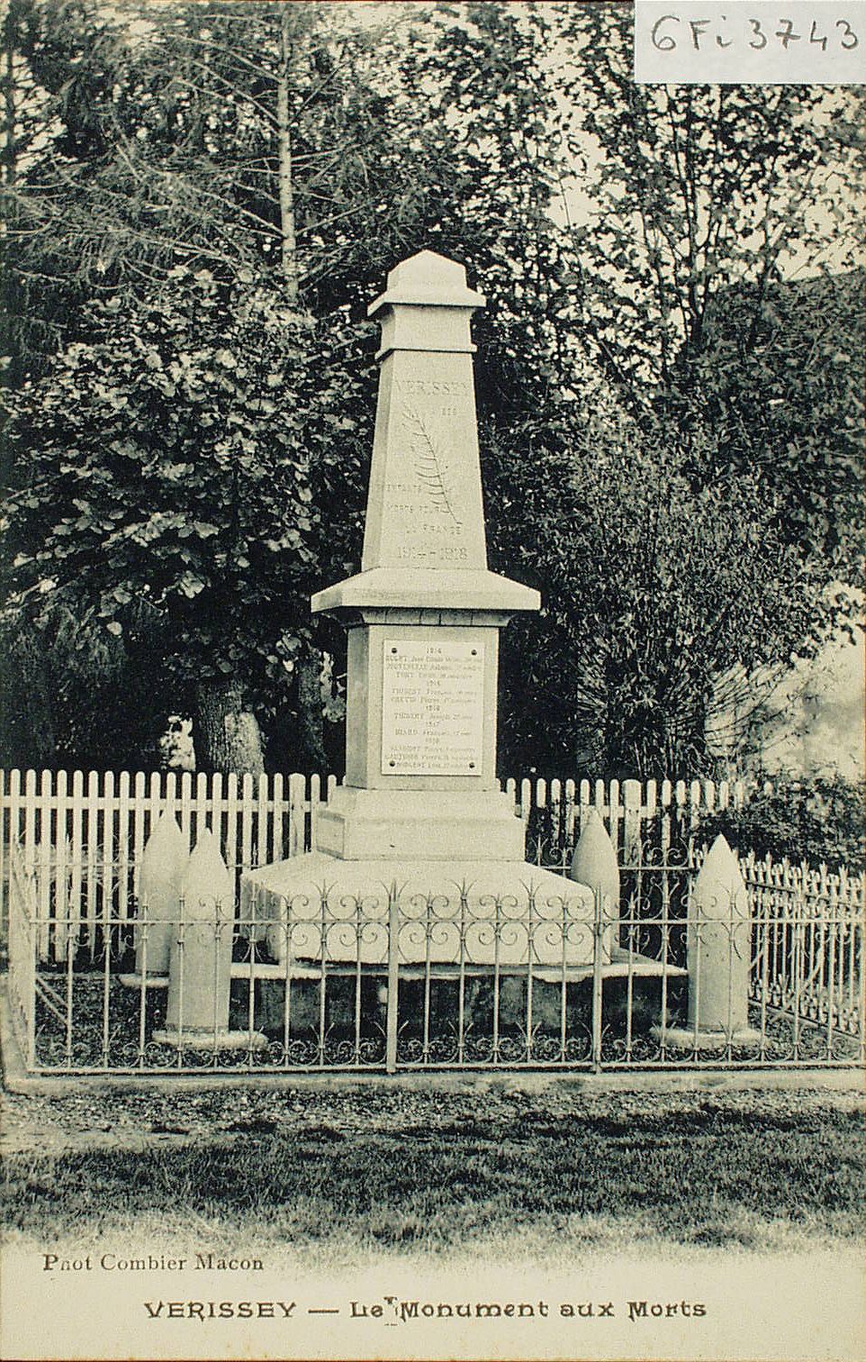 Verissey. Le monument aux morts.