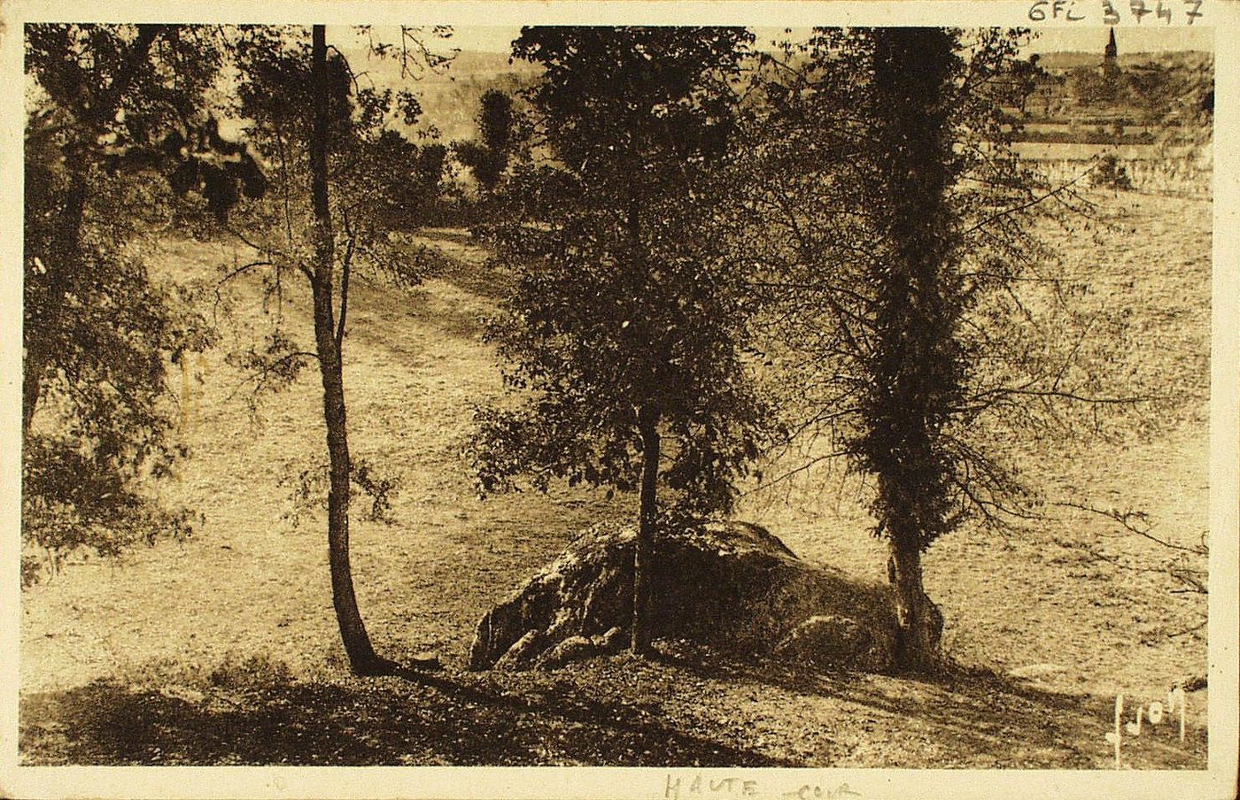 Haute-Cour. Rocher près duquel sainte Marguerite-Marie Alacoque aimait à aller prier.
