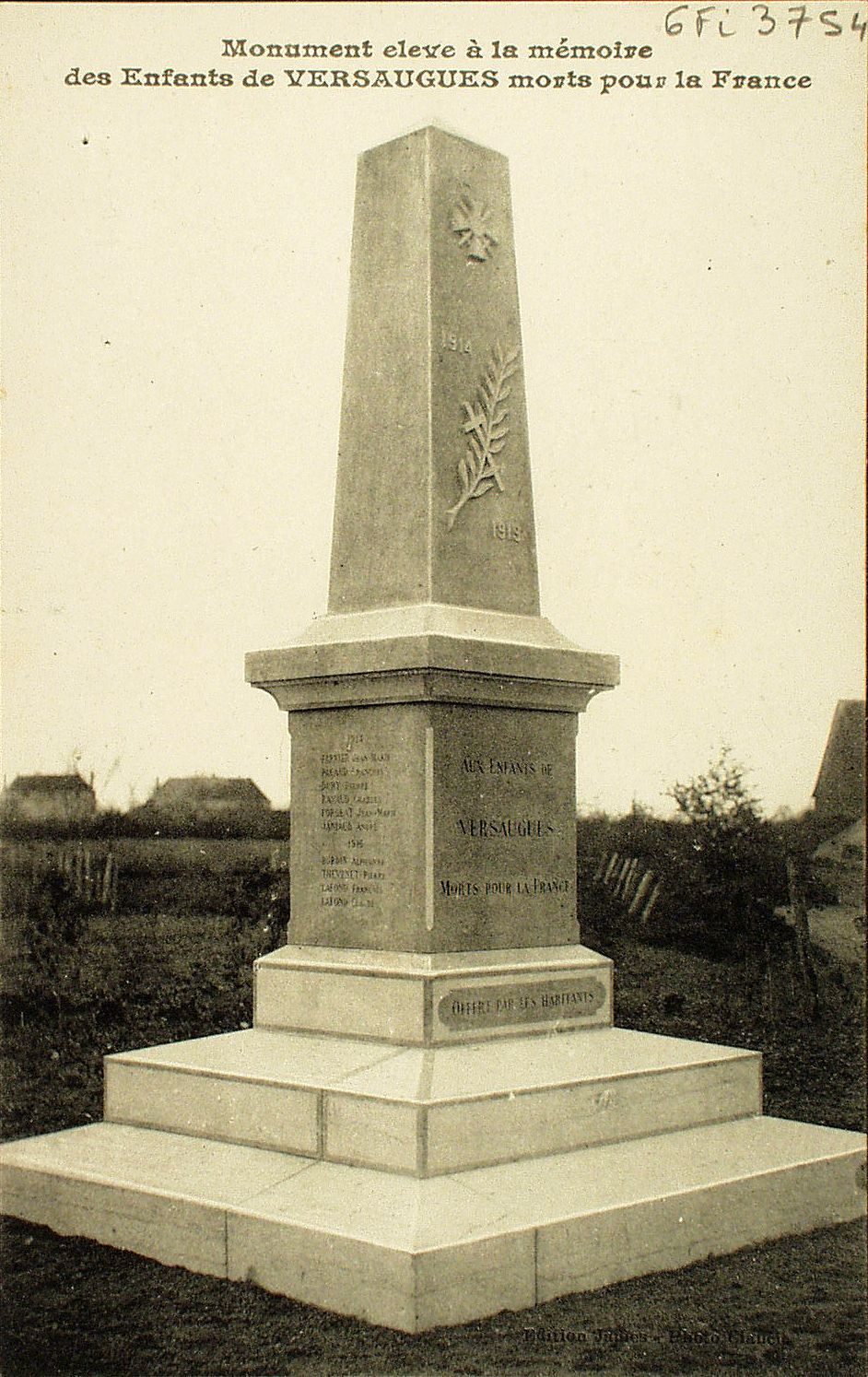 Monument élevé à la mémoire des enfants de Versaugues morts pour la France.
