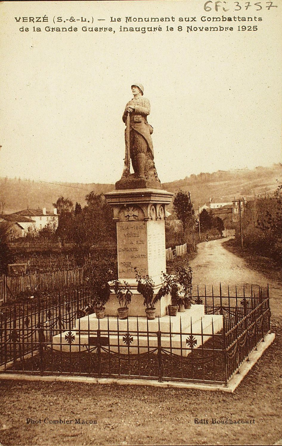 Verzé. Le monument aux combattants de la grande guerre, inauguré le 8 novembre 1925.