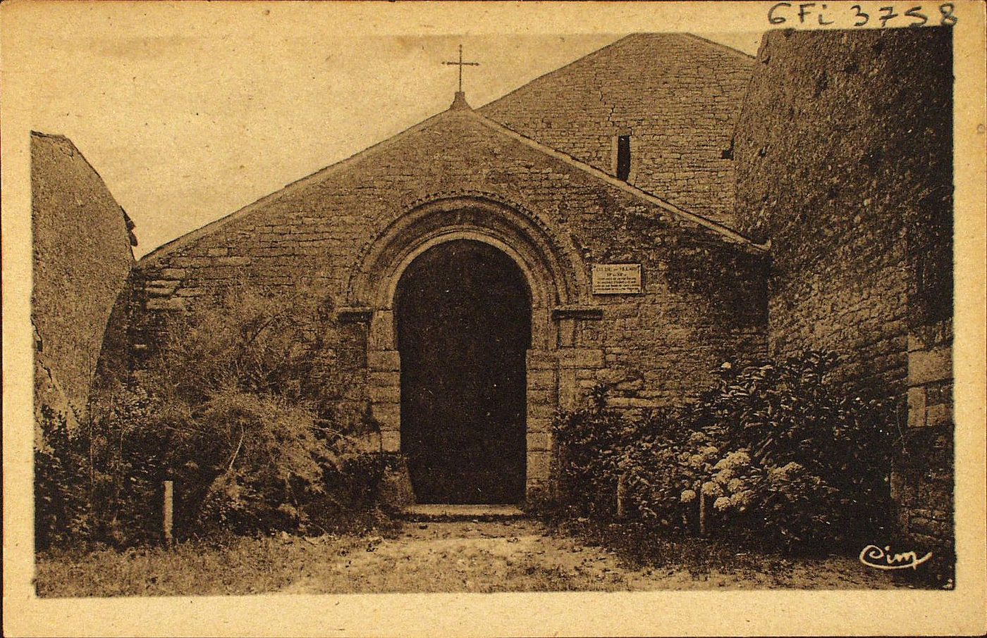 Le Villars. Le porche de l'église.