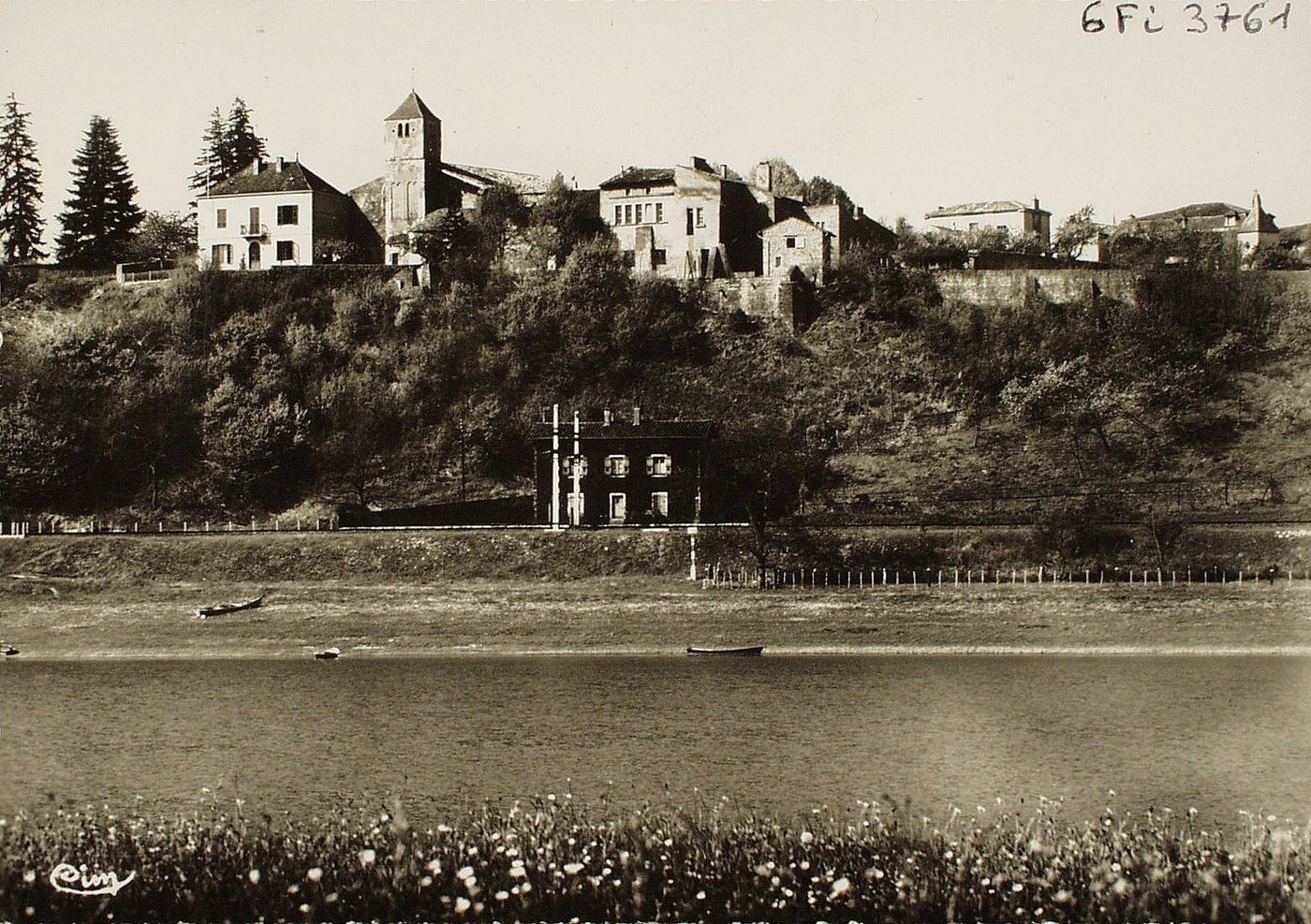 Le Villars. Vue générale et l'église, prise de la Saône.