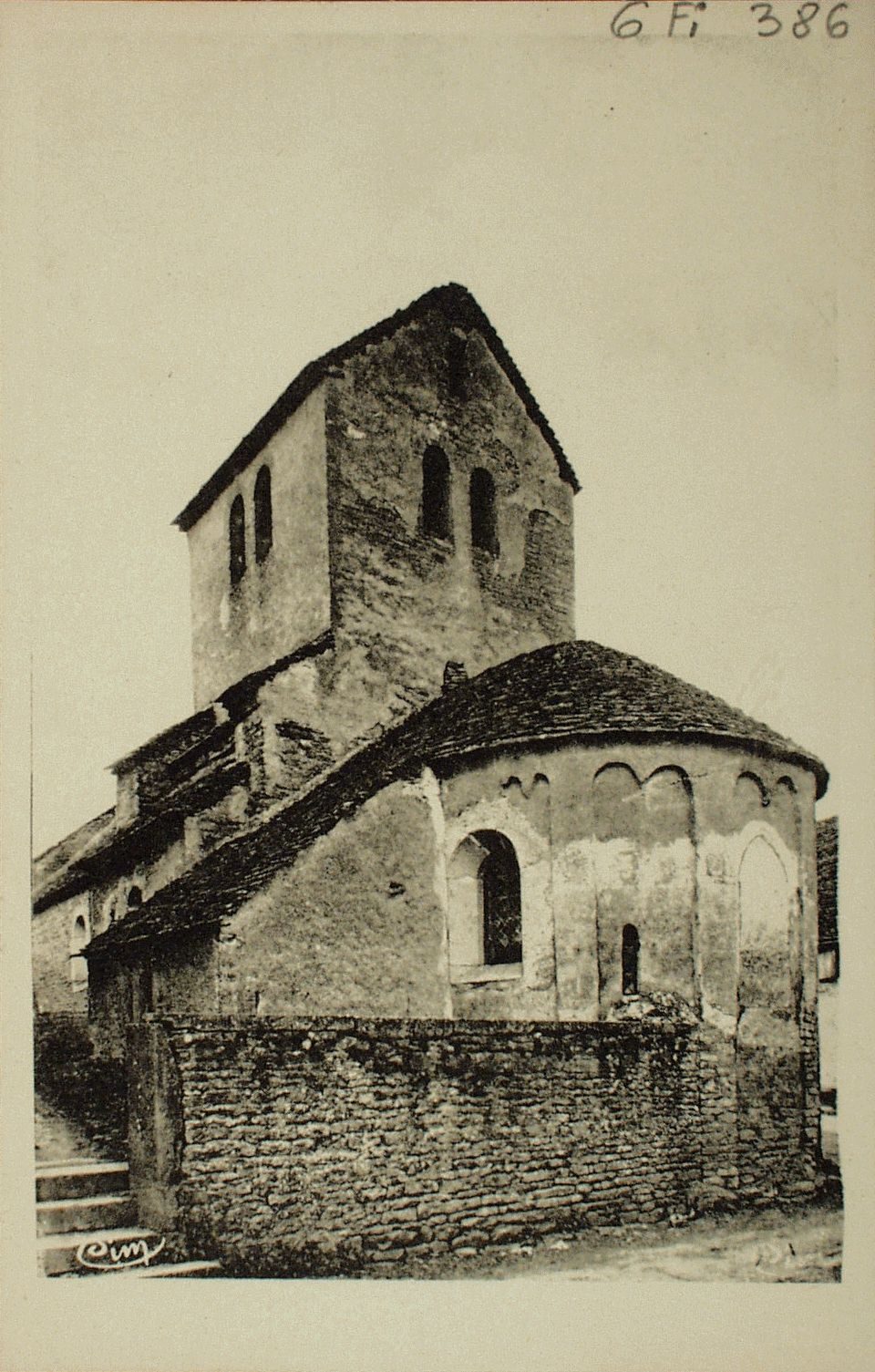 Le Mâconnais illustré. Eglise de Besanceuil, XIIe s. (sous le vocable de Saint-Denis). Restaurée de nos jours ; unie en 1513 à Saint-Ythaire et en 1602 à Bonnay jusqu'à la Révolution. Elle contient le tombeau des nobles de Thenay, dont on voit encore le titre autour de l'abside.