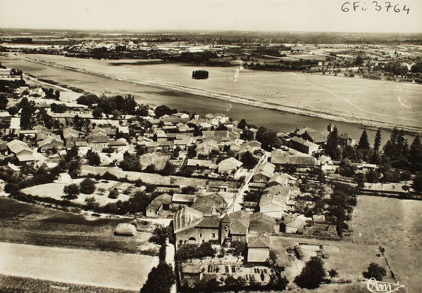 Le Villars. Vue aérienne générale et la Saône.