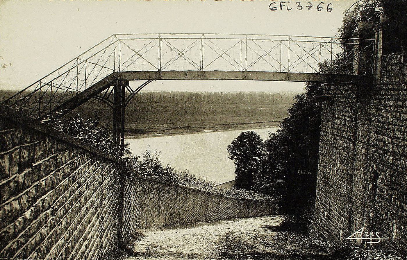 Le Villars. La passerelle, chemin du Mollet et vue sur la Saône.