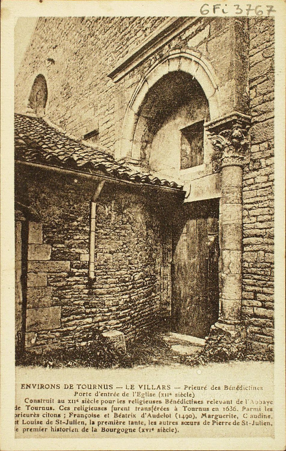 Environs de Tournus. Le Villars. Prieuré des Bénédictines. Porte d'entrée de l'église (XIIe s.). Construit au XIIe s. pour les religieuses Bénédictines relevant de l'abbaye de Tournus. Ces religieuses furent transférées à Tournus en 1636. Parmi les prieurés citons : Françoise et Béatrix d'Audelot (1490), Marguerite, Claudine et Louise de Saint-Julien, la première tante, les autres soeurs de Pierre de Saint Julien, le premier historien de la Bourgogne (XVIe s.).