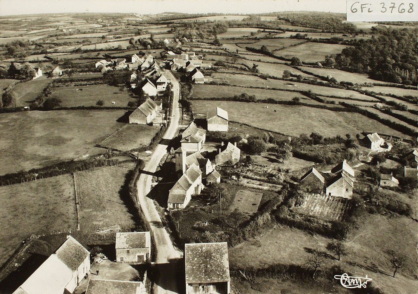 Villeneuve-en-Montagne. Vue générale aérienne.