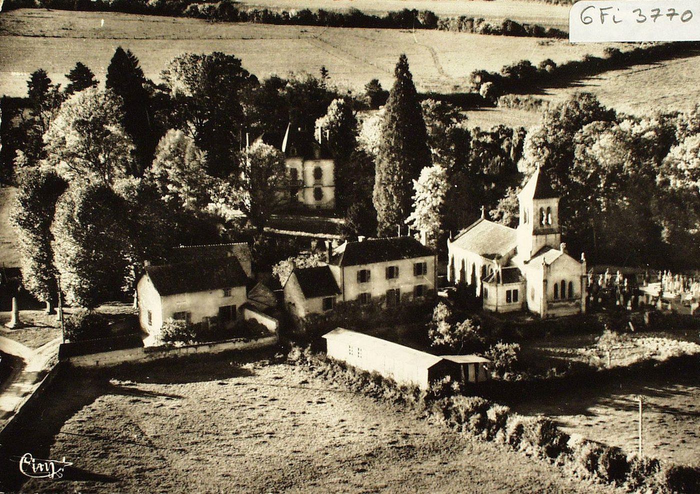 Vigny. Vue aérienne du village bourg.