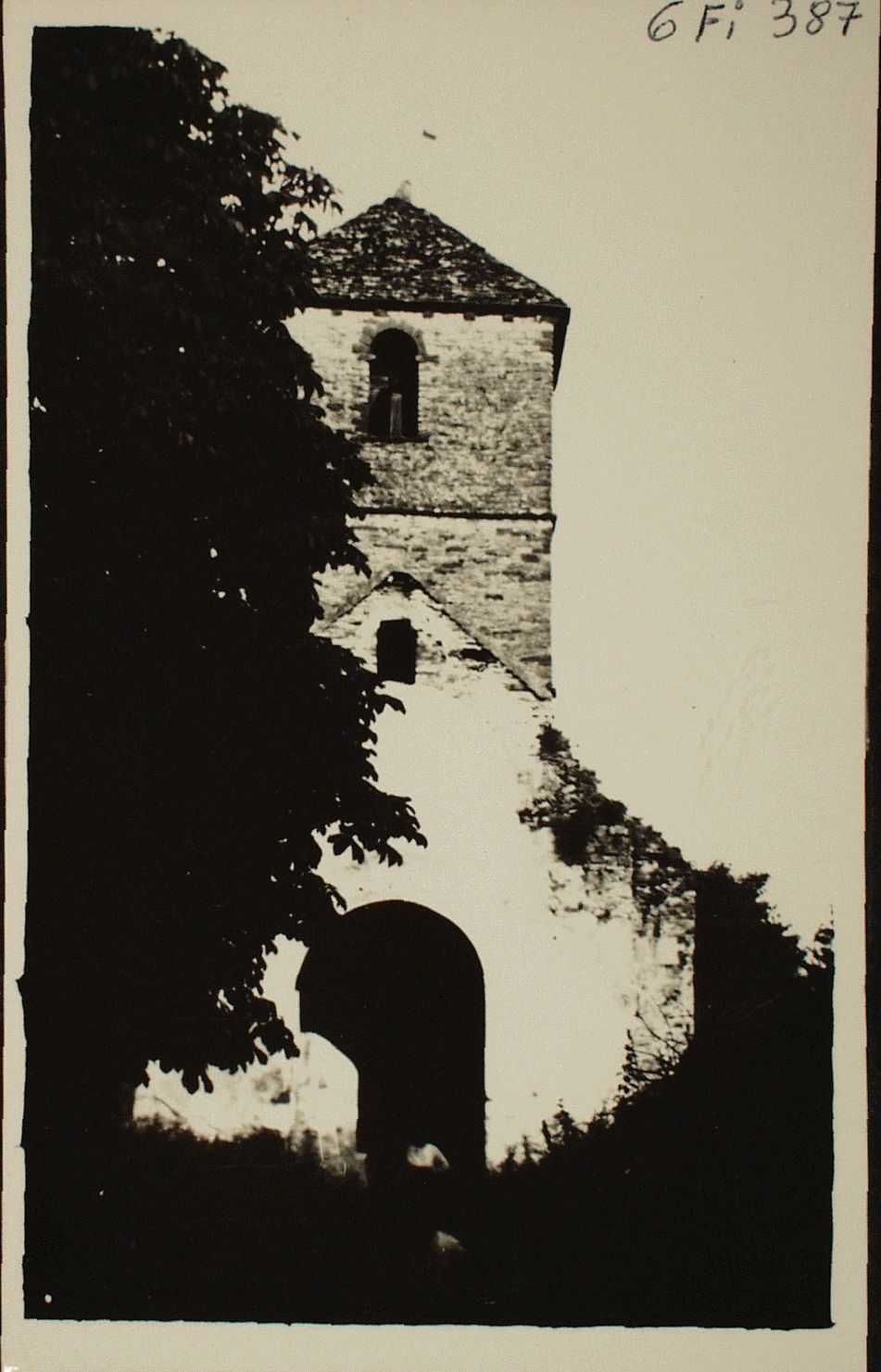 Clocher de l'ancienne église démoli en 1927.