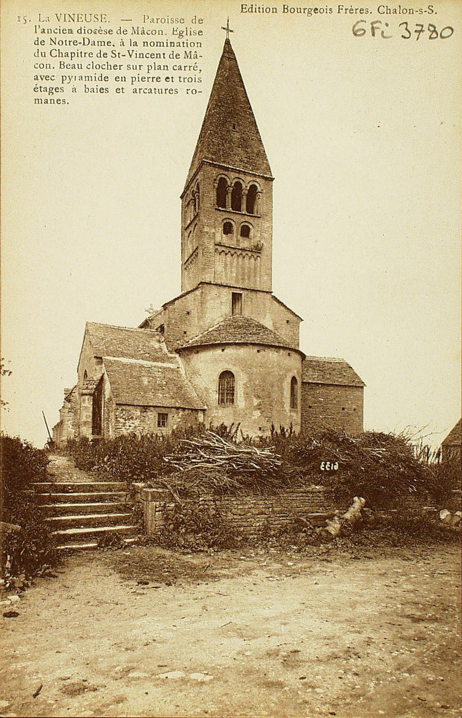 La Vineuse. Paroisse de l'ancien diocèse de Mâcon. Eglise de Notre-Dame, à la nomination du chapitre de Saint-Vincent de Mâcon. Beau clocher sur plan carré, avec pyramide en pierre et trois étages à baies et arcatures romanes.