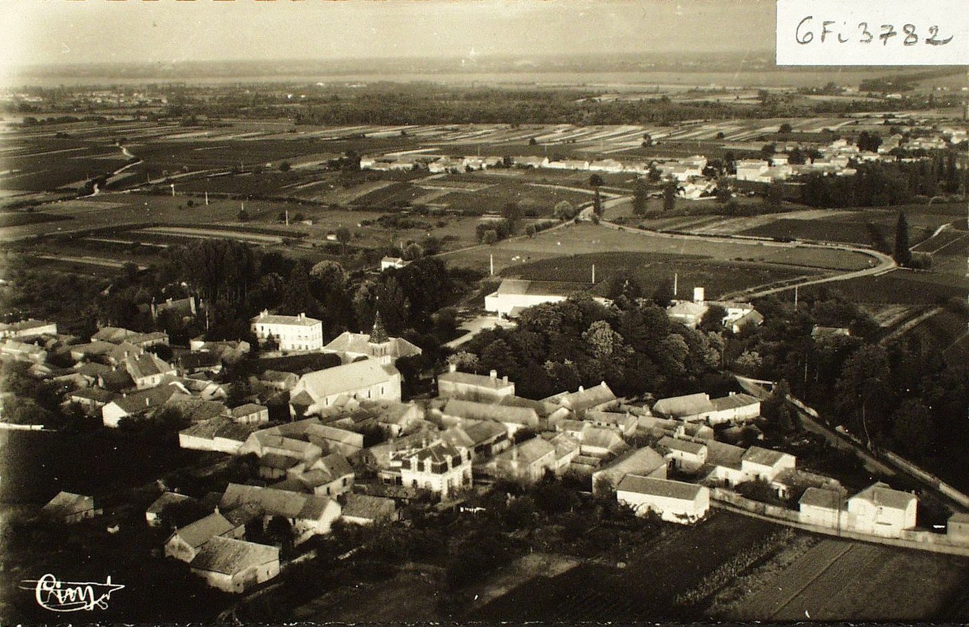 Viré. Vue générale aérienne.