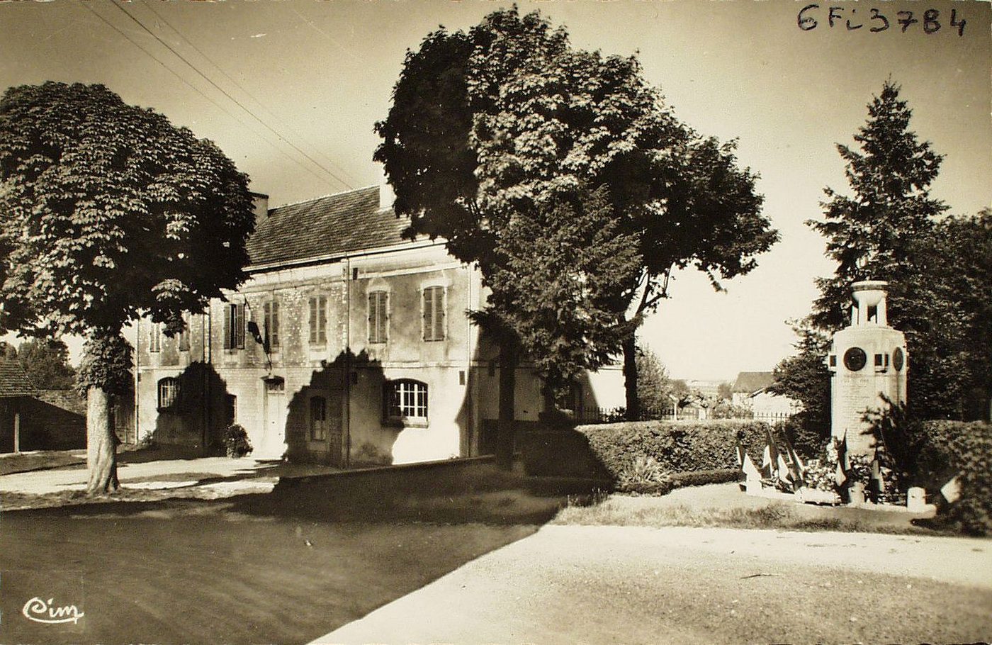 Viré-en-Mâconnais. Mairie et monument aux morts.