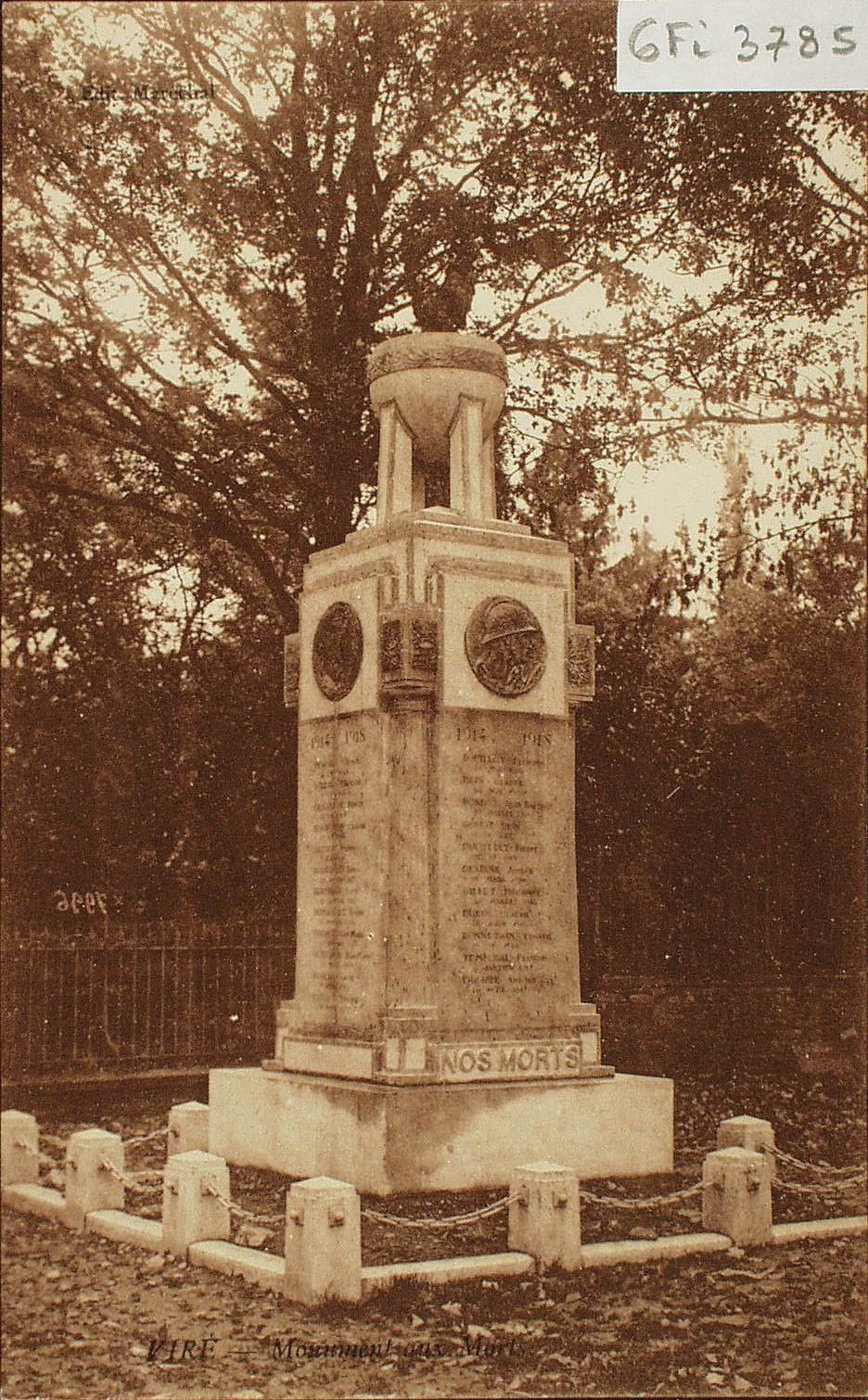 Viré. Monument aux morts.