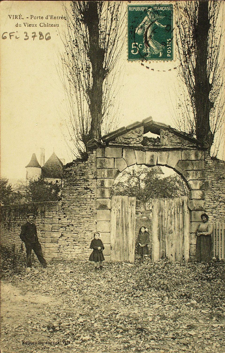 Viré. Porte d'entrée du vieux château.