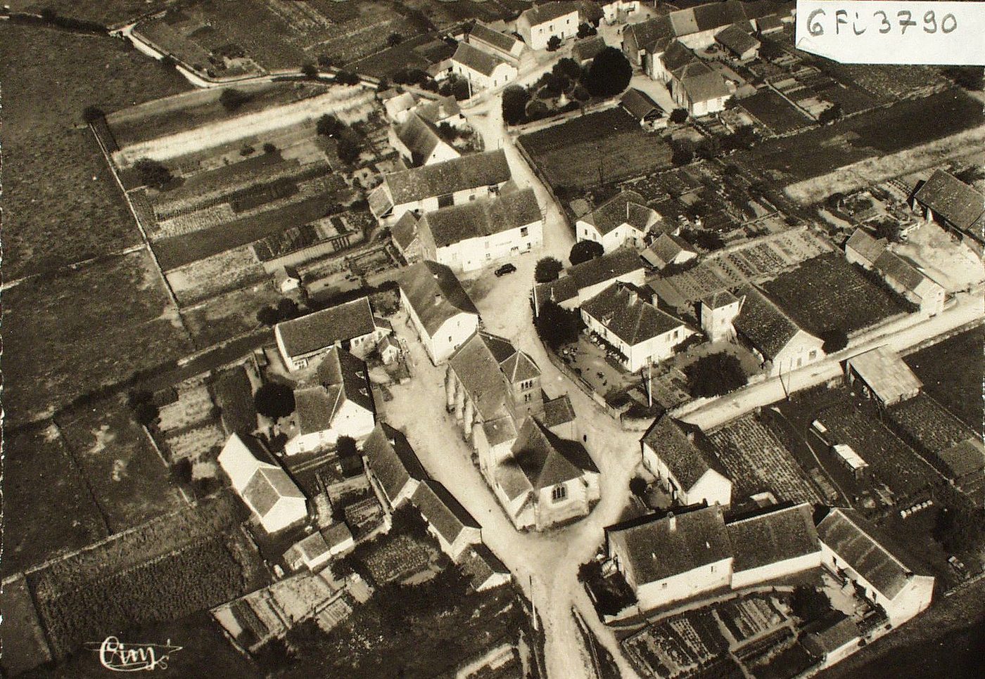 Viry-lès-Charolles. Vue générale aérienne sur le centre du pays.