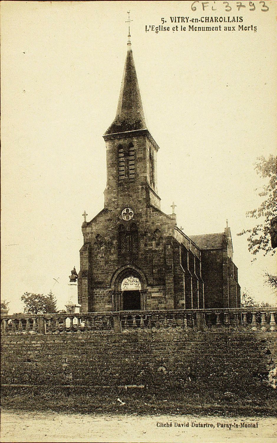 Vitry-en-Charollais. L'église et le monument aux morts.